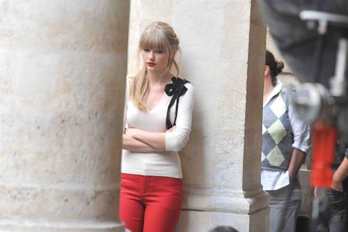 Taylor Swift films music video for ‘Begin Again’ in Paris 10/1/12 