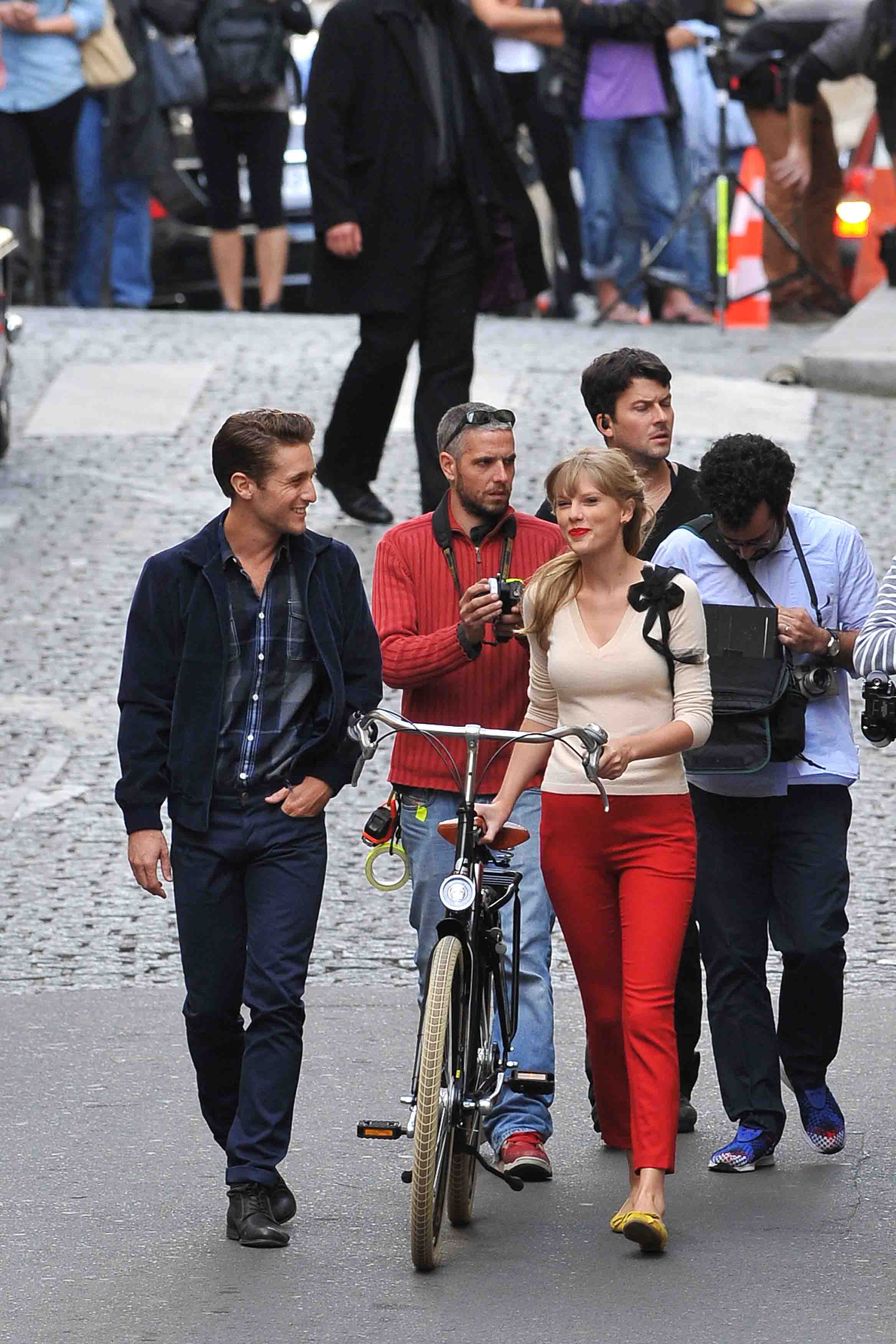 Taylor Swift films music video for ‘Begin Again’ in Paris 10/1/12 