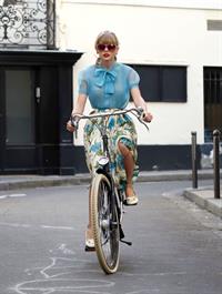 Taylor Swift films music video for ‘Begin Again’ in Paris 10/1/12 
