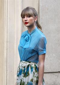 Taylor Swift films music video for ‘Begin Again’ in Paris 10/1/12 