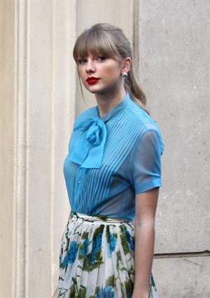 Taylor Swift films music video for ‘Begin Again’ in Paris 10/1/12 