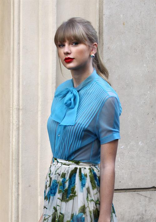 Taylor Swift films music video for ‘Begin Again’ in Paris 10/1/12 
