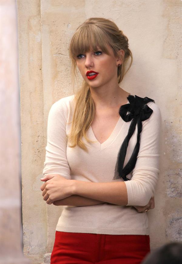 Taylor Swift films music video for ‘Begin Again’ in Paris 10/1/12 