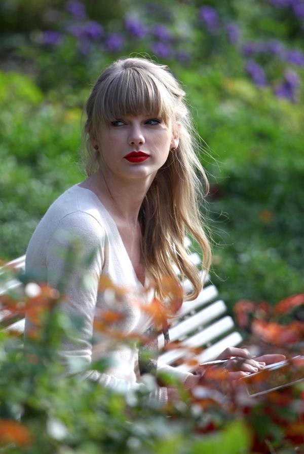 Taylor Swift films music video for ‘Begin Again’ in Paris 10/1/12 