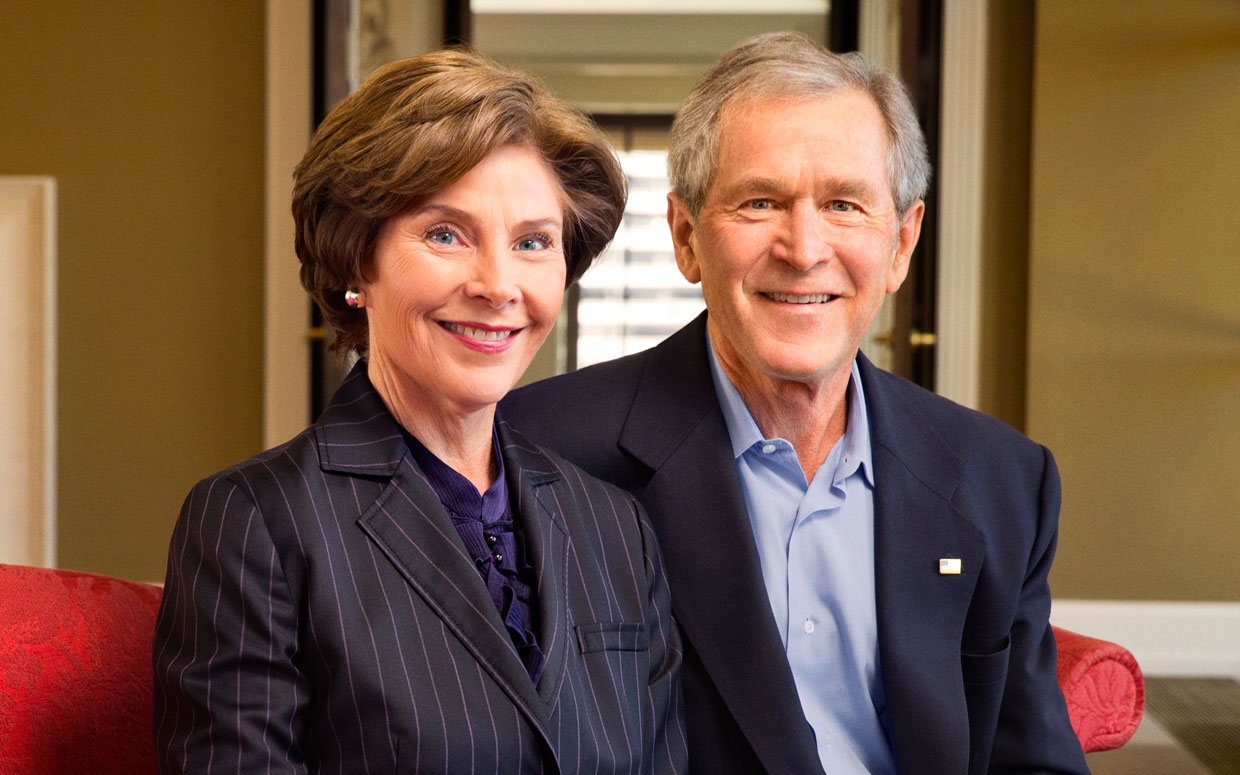 Жена джорджа буша старшего. Джордж Уокер Буш с женой. Джордж Уокер Буш с семьей. Джордж Буш младший с женой.
