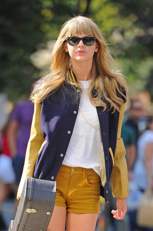 Taylor Swift walking in New York City Aug 31 2012