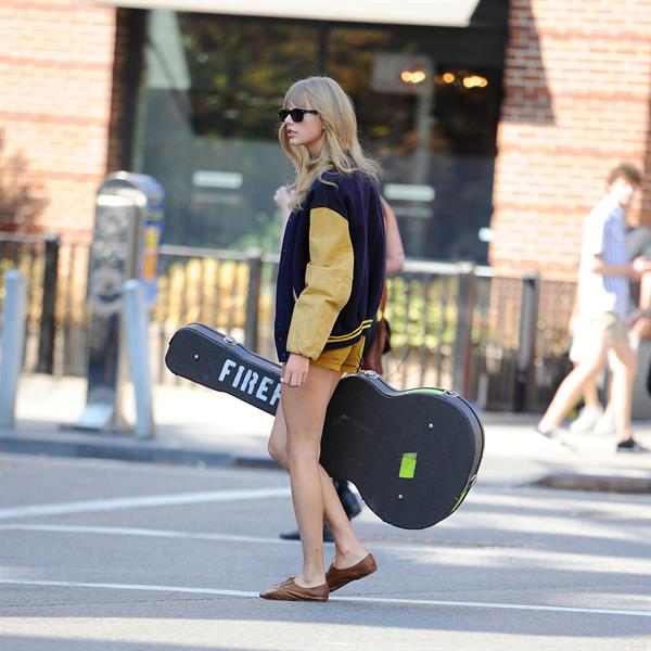 Taylor Swift walking in New York City Aug 31 2012