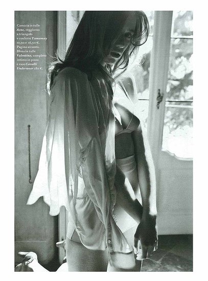 Eliza Sys in lingerie