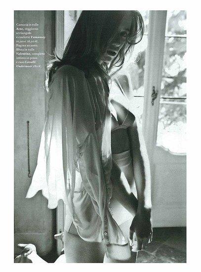 Eliza Sys in lingerie