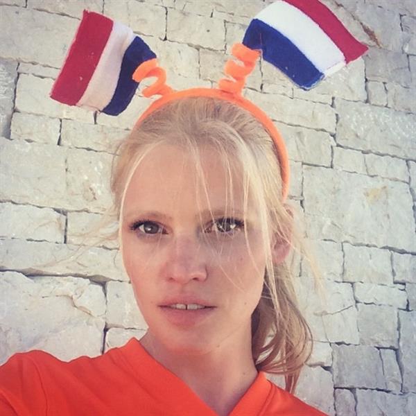 Lara Stone taking a selfie