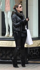 Kelly Brook - Looking for new clothes in London (13.02.2013) 