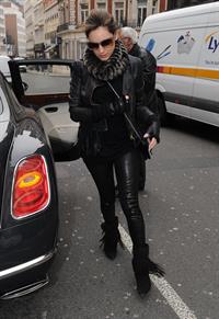 Kelly Brook - Looking for new clothes in London (13.02.2013) 