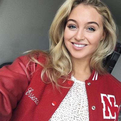 Iskra Lawrence taking a selfie