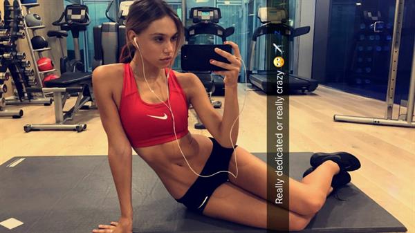 Alexis Ren taking a selfie