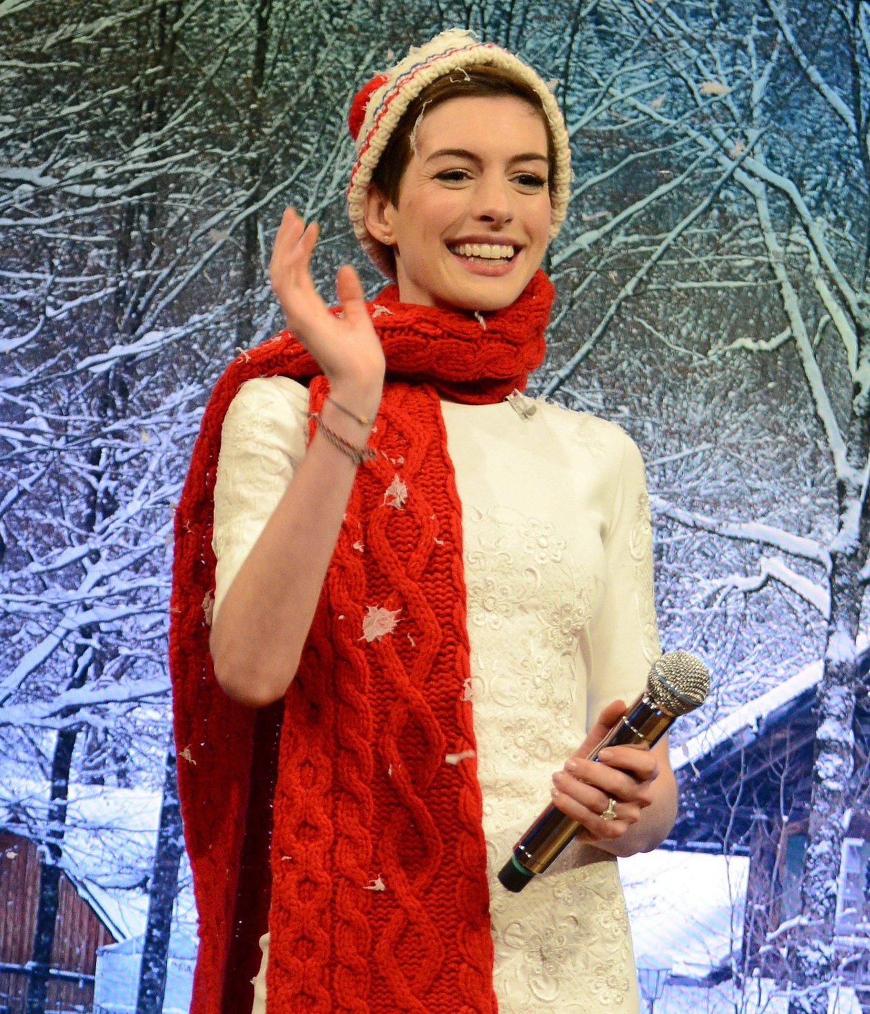 Anne Hathaway Late Night With Jimmy Fallon in New York December 11, 2012 