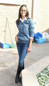 Zoe Saldana 75th Anniversary Of Los Angeles Mission Serving Thanksgiving Dinner To The Homeless