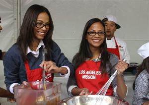 Zoe Saldana 75th Anniversary Of Los Angeles Mission Serving Thanksgiving Dinner To The Homeless