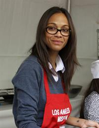 Zoe Saldana 75th Anniversary Of Los Angeles Mission Serving Thanksgiving Dinner To The Homeless