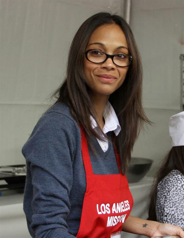 Zoe Saldana 75th Anniversary Of Los Angeles Mission Serving Thanksgiving Dinner To The Homeless