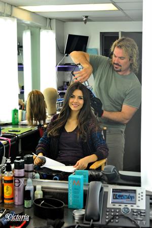 Victoria Justice Victorious Season 3 Episode 1 'A Christmas Tori' stills