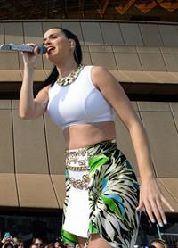 Katy Perry – “Sunrise” performance in Sydney 10/29/13
