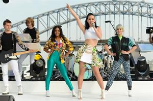 Katy Perry – “Sunrise” performance in Sydney 10/29/13