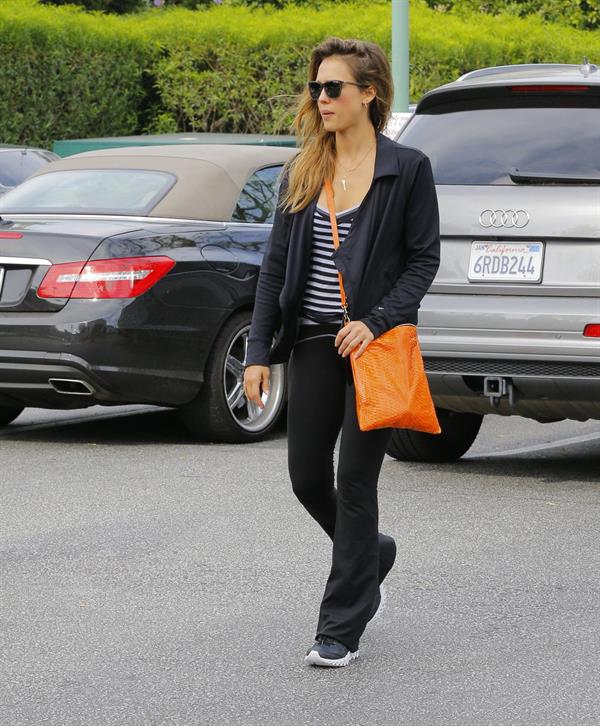 Jessica Alba - Running errands in Los Angeles (16.05.2013) 