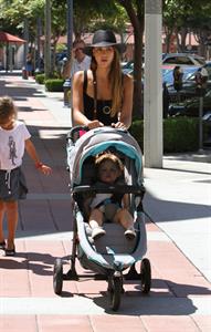 Jessica Alba Shopping with daughters - Aug 24 