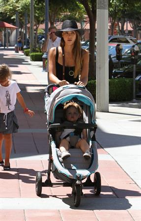 Jessica Alba Shopping with daughters - Aug 24 