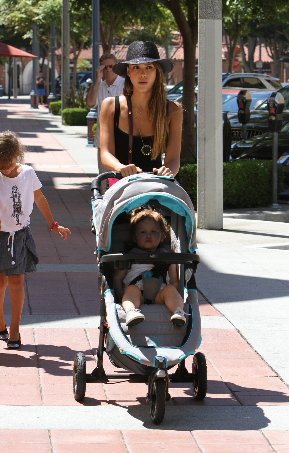 Jessica Alba Shopping with daughters - Aug 24 