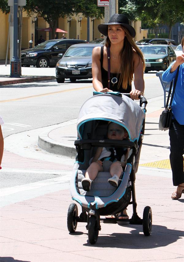 Jessica Alba Shopping with daughters - Aug 24 