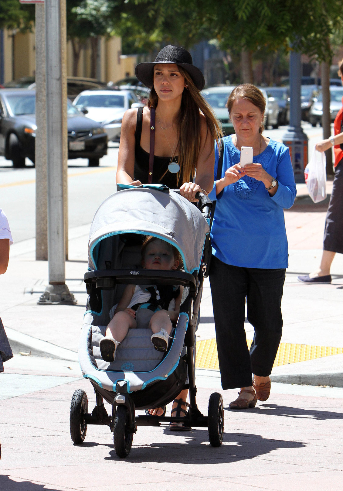 Jessica Alba Shopping with daughters - Aug 24 