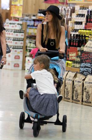 Jessica Alba Shopping with daughters - Aug 24 