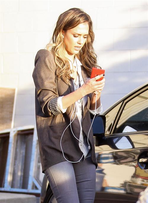Jessica Alba Left her office in Los Angeles - November 14, 2012 