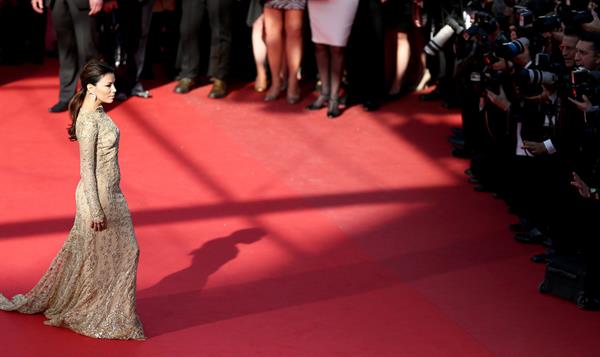 Eva Longoria in a Versace dress at the premiere of Le Passe in Cannes (17.05.2013) 