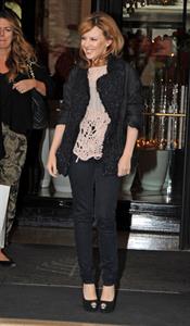 Kylie Minogue Leaving the Four Seasons hotel in Paris - October 29, 2012
