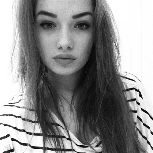 Olga Nowotarska taking a selfie