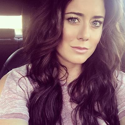 Manon Mathews taking a selfie