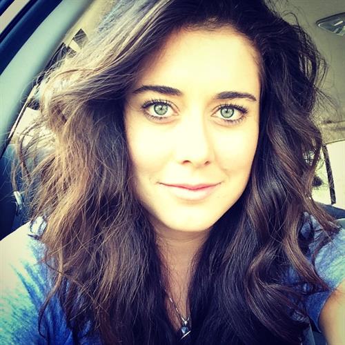 Manon Mathews taking a selfie