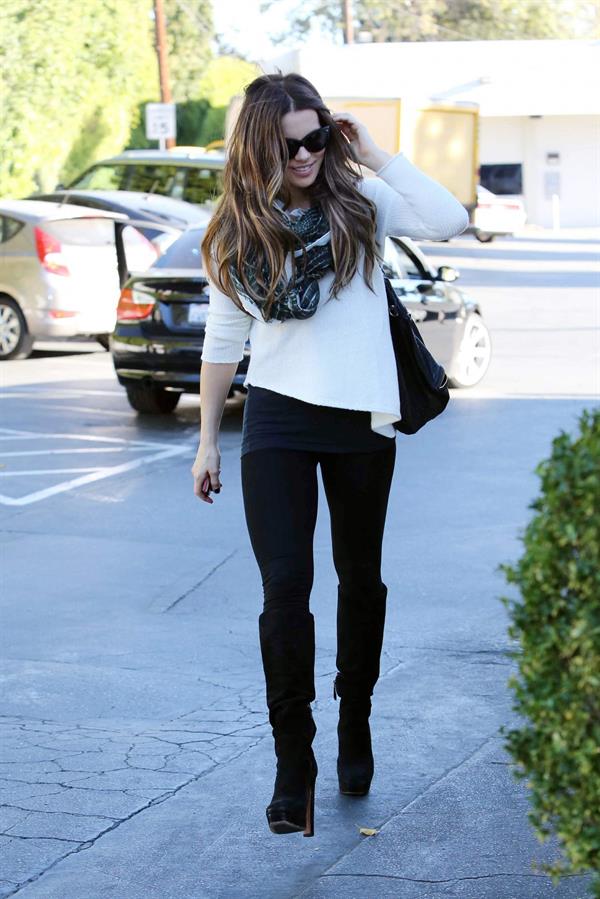 Kate Beckinsale at Brentwood Country Market October 31-2013 