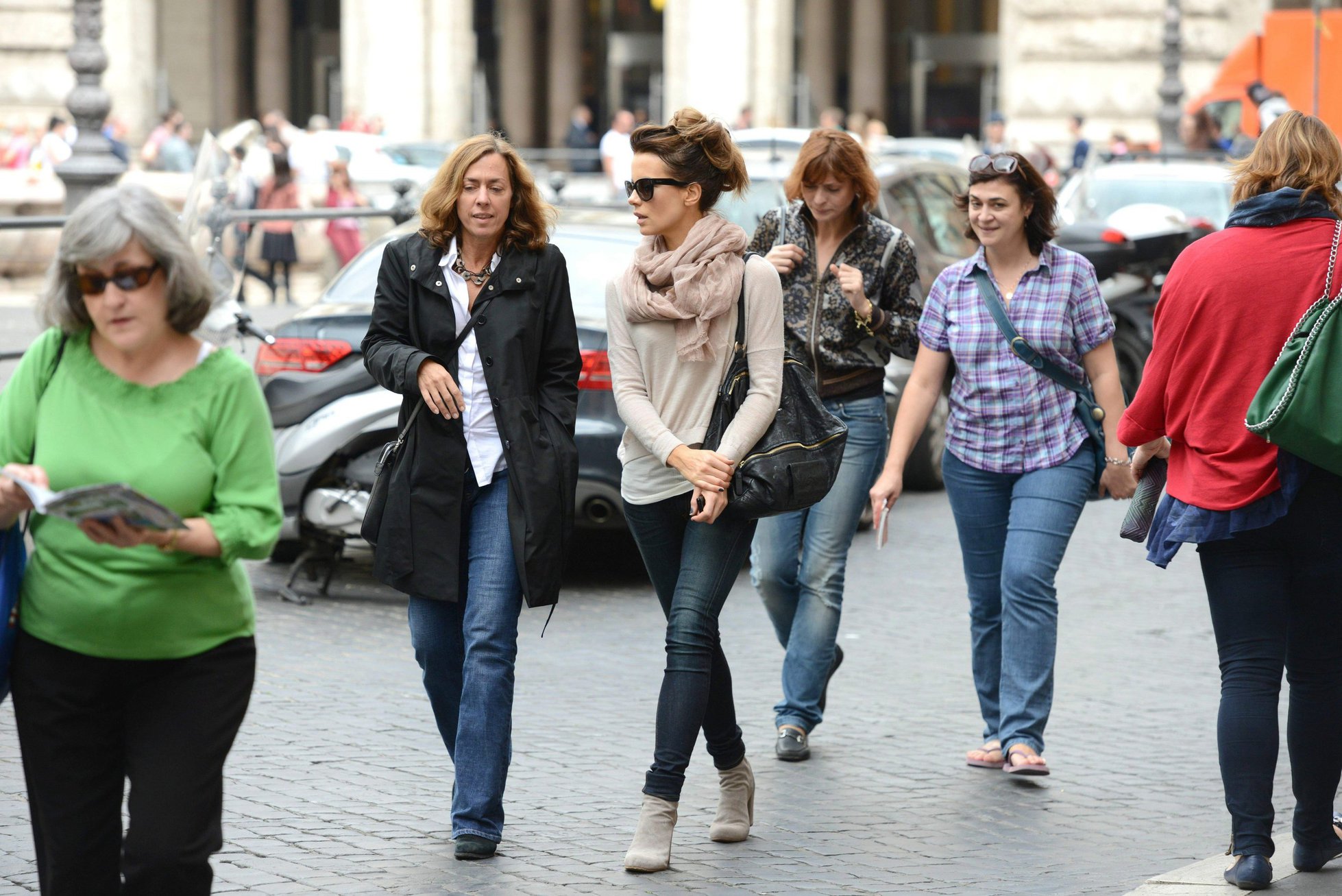 Европейские женщины на улице