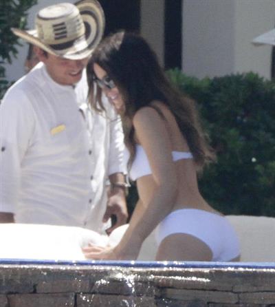 Kate Beckinsale wearing a bikini on vacation in Mexico August 22, 2013 