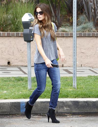 Kate Beckinsale - Enjoys a stroll in Los angeles (07.06.2013) 