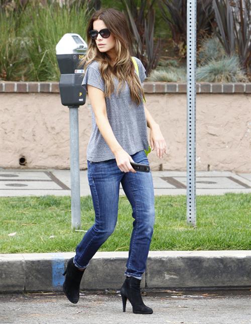 Kate Beckinsale - Enjoys a stroll in Los angeles (07.06.2013) 
