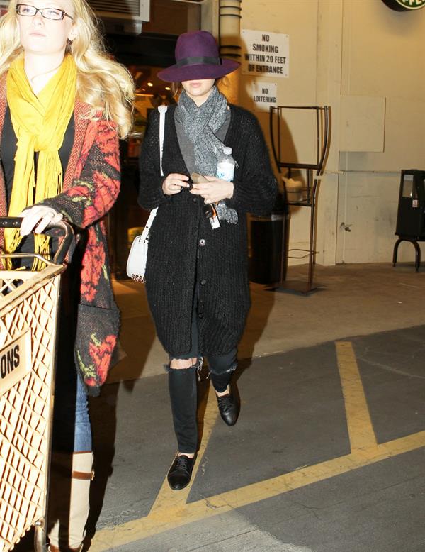 Jennifer Lawrence - Shops in Santa Monica (29.01.2013)