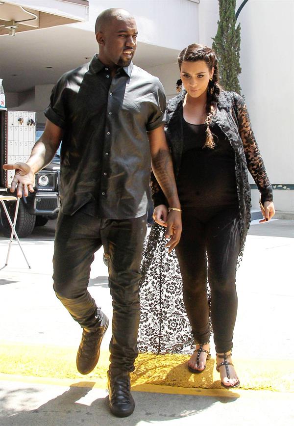 Kim Kardashian Goes house hunting with Kanye West in Bel Air (May 10, 2013) 
