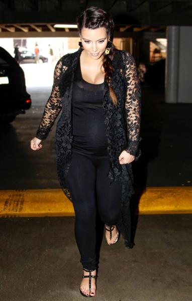 Kim Kardashian Goes house hunting with Kanye West in Bel Air (May 10, 2013) 