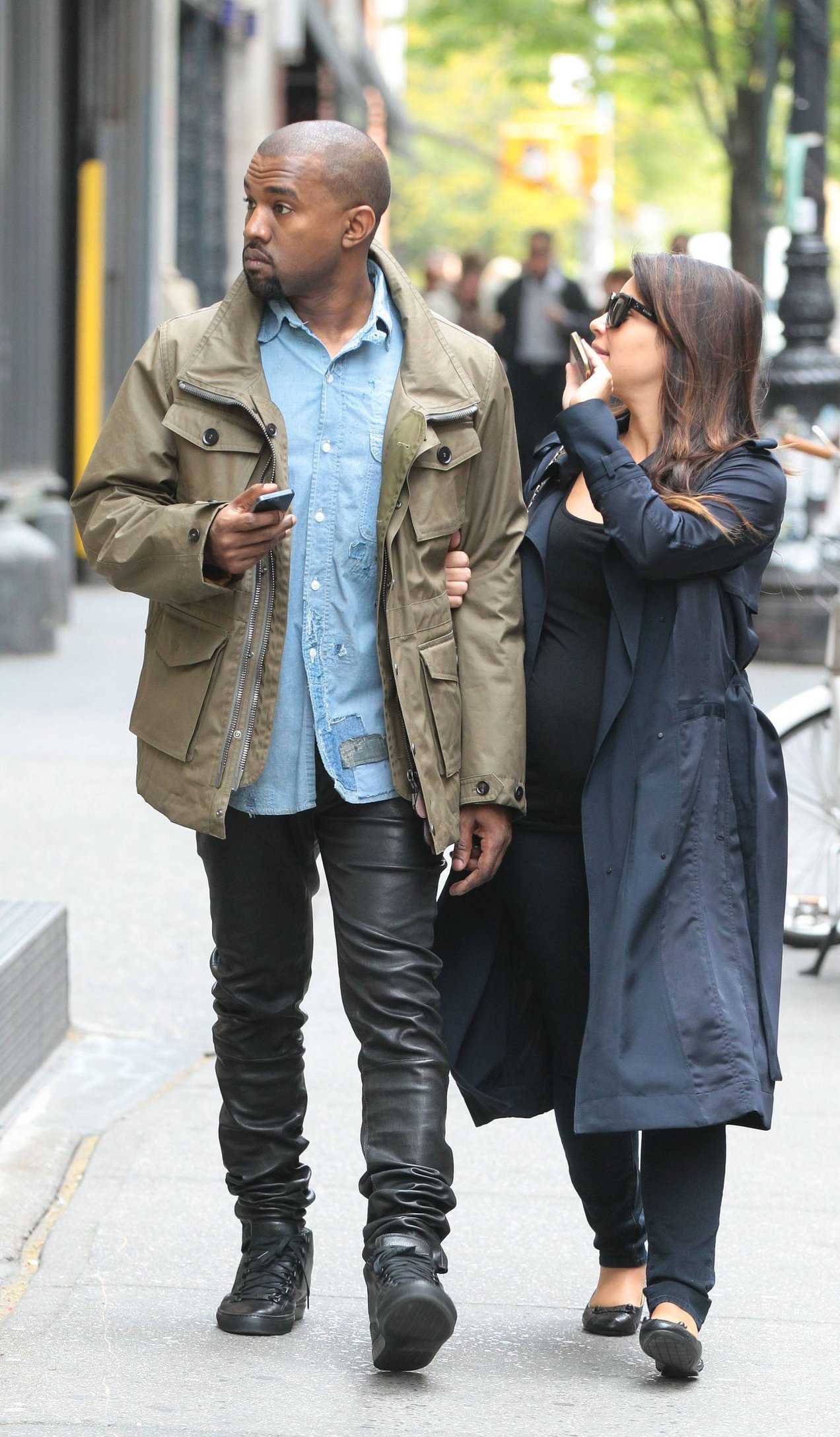 Kim Kardashian Takes an early morning stroll with Kanye West in SoHo (May 6, 2013) 