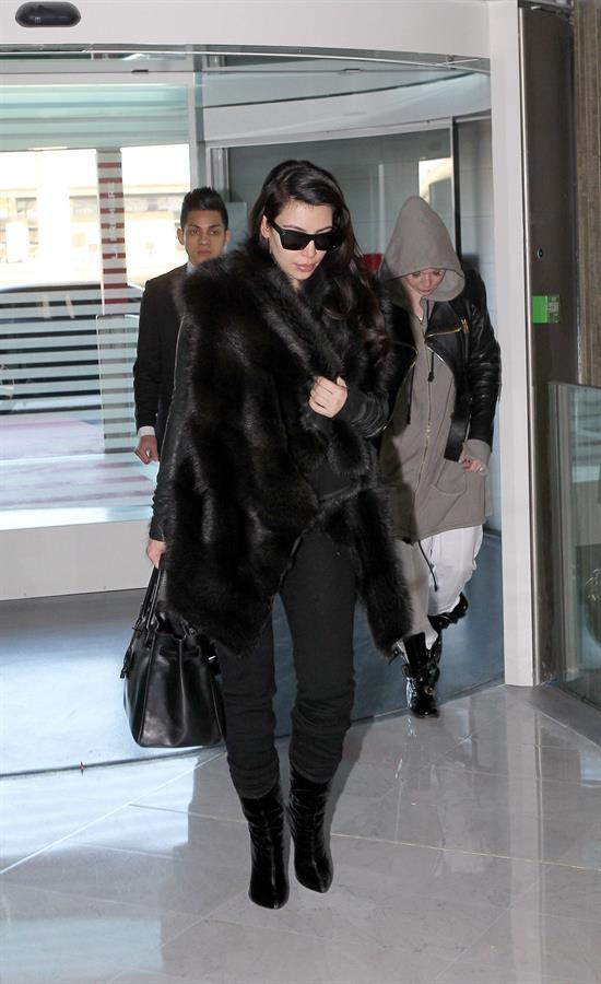 Kim Kardashian - Touches down in Paris (28.01.2013)