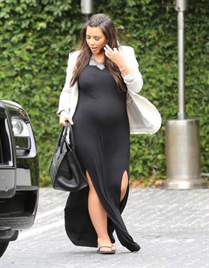 Kim Kardashian - Moves her growing baby bump through Los Angeles (03.06.2013) 